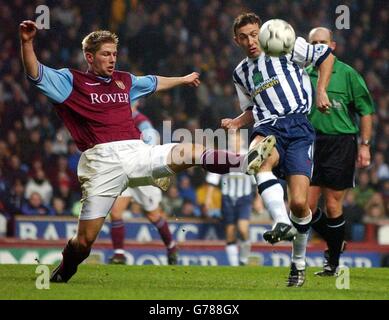 Thomas Hitzlsperger von Aston Villa und Derek McInnes von West Brom kämpfen während ihres Barclaycard Premiership-Spiels auf dem Villa Park Ground von Aston Villa in Birmingham um den Ball. Stockfoto