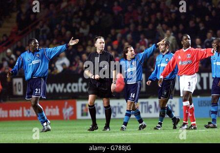 Manchester City Spieler appellieren an Schiedsrichter David Pugh für eine Strafe während ihrer Barclaycard Premiership Spiel in Charlton Athletic's The Valley Ground in London. Stockfoto