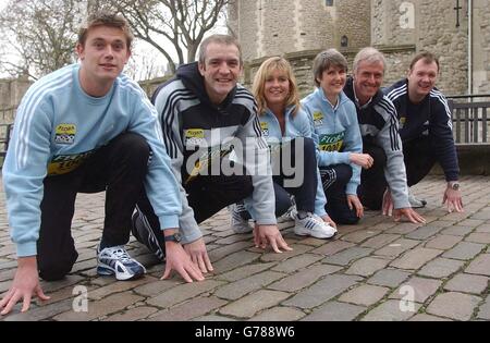 Teilnehmer der kommenden Flora One Thousand Mile Challenge (l-r) David Lake, 25, Rory Coleman, 40, aus Longeaton, Nottingham, Sharon Crombie-Hicks, 31, aus London, Sharon Gayter, 39, Paul Selby, 56, und Lloyd Scott, 41, während eines Presseanrufs im Tower of London. * die Läufer werden versuchen, 1000 Meilen in 1000 Stunden zwischen dem 2. März 2003 und dem Starttermin des Flora London Marathon laufen - 13. April 2003, in Hilfe der British Heart Foundation, Children with Leukeaemia, Outward Bound Shelter. Die Herausforderung (die gehen auf und ab der London Marathon-Kurs bis zur Distanz Stockfoto