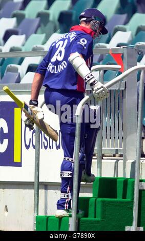 FÜR KEINEN KOMMERZIELLEN GEBRAUCH wird der englische Marcus Trescodick während der dreieckigen VB Series One Day International auf dem WACA Cricket Ground, Perth, Australien, für 11 Läufe entlassen. Stockfoto