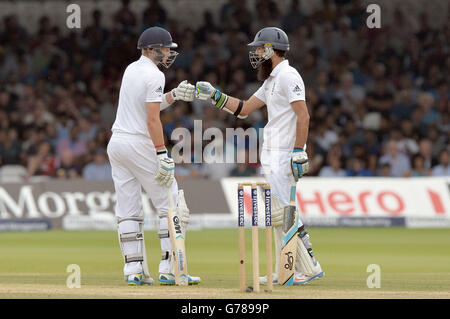 Am fünften Tag des zweiten Tests am Lord's Cricket Ground, London, berühren die Engländerin Joe Root (links) und Moeen Ali Handschuhe. Stockfoto