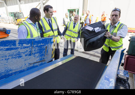 Schatzkanzler George Osborne (zweite links) bei einem Besuch des Cunard-Kreuzfahrtschiffes Queen Mary 2 an den Docks von Southampton. Stockfoto