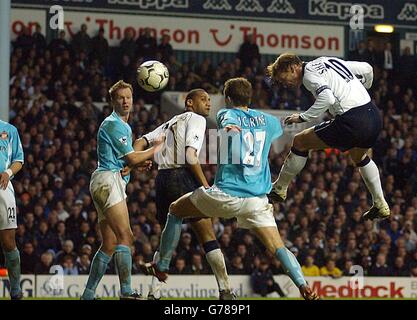 Teddy Sheringham von Tottenham Hotspors erzielt bei ihrem Spiel mit der FA Barclaycard Premiership in der White Hart Lane im Norden Londons das 4. Tor, sein 300. Tor gegen Sunderland. Stockfoto