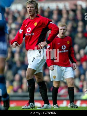 Die Manchester United-Gegner David beckham und Paul Scholes zeigen ihren Widerwillen nach einem weiteren verpassten Treffer gegen Manchester City, während des Barclaycard Premiership-Spiels in Old Trafford, Manchester. Stockfoto