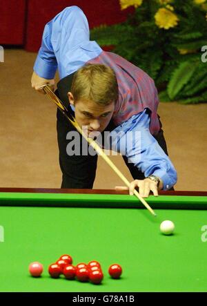 Der schottische Stephen Hendry in Aktion beim Finale der Benson und Hedges Masters gegen den walisischen Mark Williams im Wembley Conference Center, London. Stockfoto