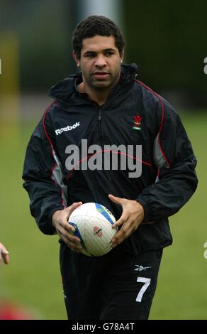 Colin Charvis, Kapitän von Wales, während des Trainings in Sophia Gardens, Cardiff, vor dem Eröffnungsspiel von Wales gegen Italien bei den RBS 6 Nations am Samstag in Rom. Stockfoto