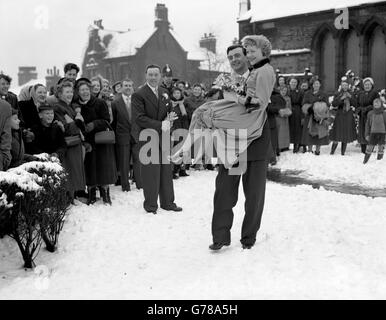 Die Comedy-Schauspielerin Dora Bryan und der Cricket-Profi William Lawton heiraten in der St. Thomas's Church in Werneth, Oldham. Stockfoto