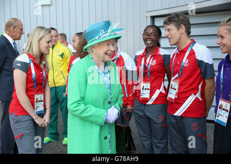 Queen Elizabeth II trifft Freiwillige während eines Besuchs im Glasgow National Hockey Center am ersten Tag der Commonwealth Games. Stockfoto