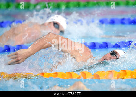 Robbie Renwick und Daniel Walace (hinten) in Schottland in Aktion in der Männer 400 m Freestyle im Tollcross International Swimming Center während der Commonwealth Games 2014 in Glasgow. Stockfoto