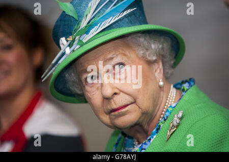 Königin Elizabeth II beobachtet die Schwimmhitze, während sie das Tollcross International Swimming Centre besucht, Freiwillige trifft, mehrere Schwimmrennen beobachtet und Athleten während der Commonwealth Games 2014 in Glasgow trifft. Stockfoto