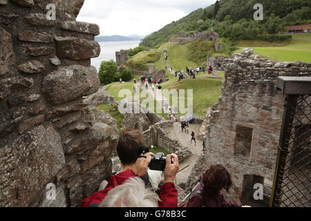 Besucher erkunden Urquhart Castle, am Ufer des Loch Ness, in den Highlands von Schottland. DRÜCKEN Sie VERBANDSFOTO. Bilddatum: Dienstag, 15. Juli 2014. Bildnachweis sollte lauten: Yui Mok/PA Wire Stockfoto