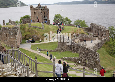 Besucher erkunden Urquhart Castle, am Ufer des Loch Ness, in den Highlands von Schottland. DRÜCKEN Sie VERBANDSFOTO. Bilddatum: Dienstag, 15. Juli 2014. Bildnachweis sollte lauten: Yui Mok/PA Wire Stockfoto