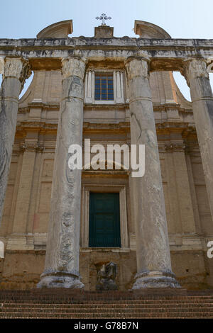 Antike römische Tempel des Antoninus und Faustina in Rom Italien. Stockfoto