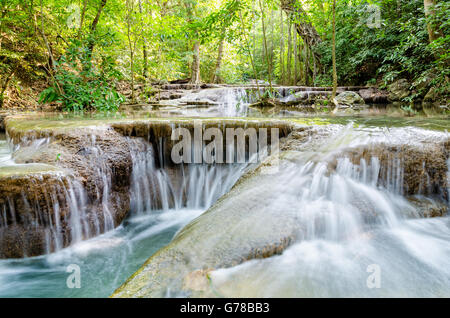 Schöner Wasserfall und tropischen Wäldern im Erawan National Park ist eine berühmte Sehenswürdigkeit in der Provinz Kanchanaburi, Thail Stockfoto