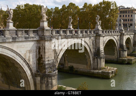 Touristen, die Überquerung der Brücke vor der Engelsburg in Rom Italien Stockfoto