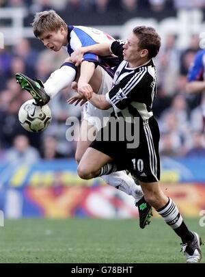 Craig Bellamy von Newcastle United (rechts) hält Vratislav Gresko von Blackburn während des Barclaycard Premiership-Spiels im St James's Park in Newcastle zurück. Stockfoto