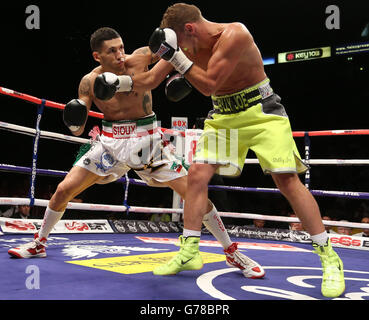 Der Großbritanniens Billy Joe Saunders (rechts) tritt während ihres EM-Wettbewerbs in der Phones4U Arena in Manchester gegen den Italiener Emanuel Blandamura in Aktion. Stockfoto