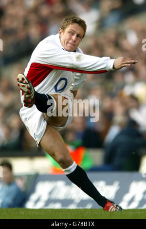 Der englische Jonny Wilkinson tritt beim Sieg Englands über Schottland im Jahr 40-9 während des RBS 6 Nations-Spiels in Twickenham, London, mit einem Elfmeterschießen. *15/11/03: Stockfoto