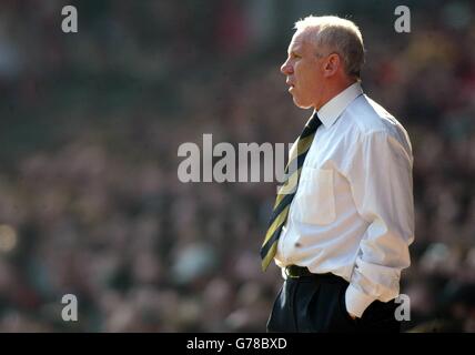 Der neue Leeds United-Manager Peter Reid ruft seinem Team während des Barclaycard Premiership-Spiels zwischen Liverpool und Leeds in Anfield, Liverpool, Befehle gegen Liverpool aus. Stockfoto