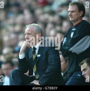 Der neue Leeds-Manager Peter Reid beobachtet die Niederlage seines Teams 3-1 gegen Liverpool mit dem Liverpool-Assistenten Phil Thompson (R) während des Barclaycard Premiership-Spiels in Anfield, Liverpool. Stockfoto