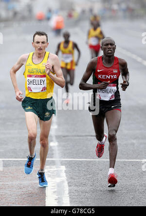 Der Australier Michael Shelley (links) und der Kenianer Stephen Chemlany beim Männer-Marathon während der Commonwealth Games 2014 in Glasgow. Stockfoto