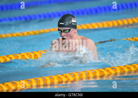 Der englische Adam Peaty ist auf dem Weg, während der Commonwealth Games 2014 in Glasgow einen neuen Rekord bei den Commonwealth Games in Heat 3 des 50 m Breaststroke der Männer im Tollcross Swimming Center zu stellen. Stockfoto