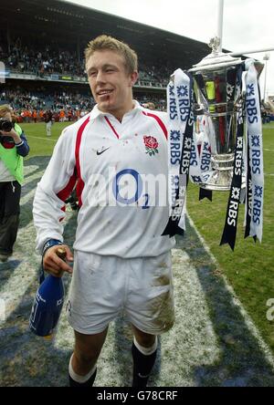 Der RBS-Mann des Spiels Jonny Wilkinson feiert Englands Grand Slam mit der RBS 6 Nations Championship Trophy nach dem RBS 6 Nations Championship-Dedider in Lansdowne Road, Dublin. Stockfoto