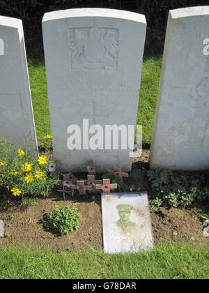 Das Grab des Dichters und Soldaten Wilfred Owen auf dem Gemeindefriedhof in Ors, Nordfrankreich, der am 4. November 1918, eine Woche vor der Unterzeichnung des Waffenstillstands, starb. Seine Mutter erhielt das Telegramm, das sie über seinen Tod am Waffenstillstandstag informierte, als Kirchenglocken zur Feier des Kriegsendes erklangen. Stockfoto