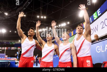 England's (von links nach rechts) Louis Smith, Max Whitlock, Nile Wilson und Kristian Thomas feiern den Gewinn der Team-Goldmedaille während des Men's Artistic Gymnastic's Team Final und Individual Qualification bei der SSE Hydro, während der Commonwealth Games 2014 in Glasgow. Stockfoto