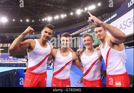 England's (von links nach rechts) Louis Smith, Max Whitlock, Nile Wilson und Kristian Thomas feiern den Gewinn der Team-Goldmedaille während des Men's Artistic Gymnastic's Team Final und Individual Qualification bei der SSE Hydro, während der Commonwealth Games 2014 in Glasgow. Stockfoto