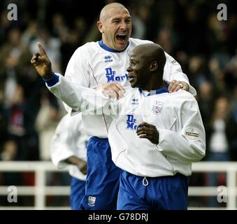 Rushdens Paul Hall (rechts) feiert das Tor zum Auftakt gegen Hartlepool, vereint mit Teamkollege Duane Darby, während ihres Nationwide Division Three-Spiels auf Rushdens Nene Park Ground. KEINE INOFFIZIELLE NUTZUNG DER CLUB-WEBSITE. Stockfoto