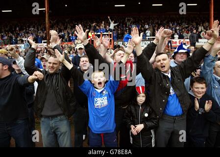 Chesterfield-Fans feiern das Überleben ihres Teams in der zweiten Liga, nachdem ihr Nationwide Division Two-Spiel im Bloomfield Road Ground, Blackpool, 1:1 beendet wurde. KEINE INOFFIZIELLE CLUB-WEBSITE. Stockfoto