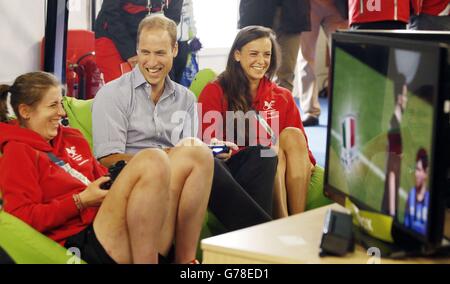 Der Duke of Cambridge spielt ein Computerspiel während eines Besuchs im Commonwealth Games Village in Glasgow. Stockfoto