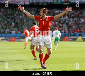 Gareth Bale (links) von Wales appelliert, nachdem der Ball während der Spielrunde 16 im Parc de Princes, Paris, den Arm des nordirischen Jonny Evans (rechts) getroffen zu haben schien. DRÜCKEN SIE VERBANDSFOTO. Bilddatum: Samstag, 25. Juni 2016. Siehe PA Story SOCCER Wales. Bildnachweis sollte lauten: Joe Giddens/PA Wire. Stockfoto