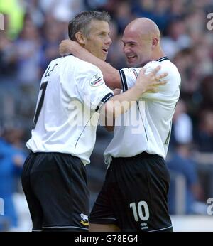 Robert Lee von Derby feiert den Treffer gegen Ipswich Town mit Teamkollege Tommy Mooney während ihres Nationwide Division One-Spiels im Pride Park Stadium von Derby. . Stockfoto