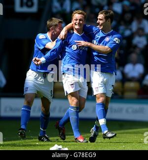 Jim Magilton von Ipswich Town feiert mit den Teamkollegen Matt Holland (links) und Chris Makin während ihres Nationwide Division One-Spiels im Pride Park Stadium von Derby ein Tor gegen Derby. . Stockfoto