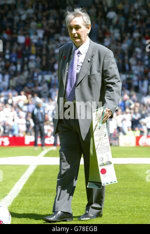Brian Clough spielt einen Ball auf dem Pride Park-Spielfeld, nachdem er vom Bürgermeister von Derby, Ratsmitglied Robin Turner, die Freiheit der Stadt verliehen bekommen hat. . Stockfoto