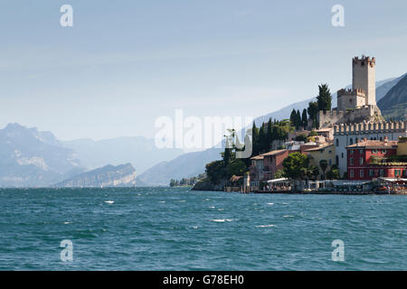 Die Burg Castello Scaligero in Malcesine, angesehen vom Gardasee, Italien. Stockfoto