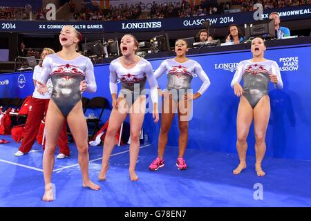 Englands (von links nach rechts) Kelly Simm, Hannah Whelan, Rebecca Downie und Ruby Harrold jubeln an, als Claudia Fragapane (nicht abgebildet) während des Women's Artistic Gymnastic's Team Finals und der Individual Qualification im SSE Hydro während der Commonwealth Games 2014 in Glasgow auf dem Boden antritt. Stockfoto