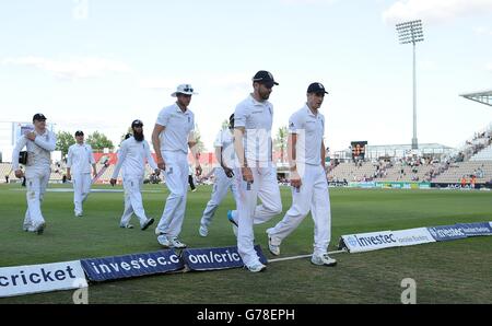 Englands Chris Woakes (rechts) und James Anderson (zweite rechts) gehen nach dem dritten Tag des dritten Investec-Testspiels im Ageas Bowl in Southampton vom Spielfeld. Stockfoto