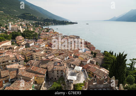 Blick über die Dächer der Stadt Malcesine am Ufer des Gardasees, Italien, von der Burg (Castello Scaligero). Stockfoto