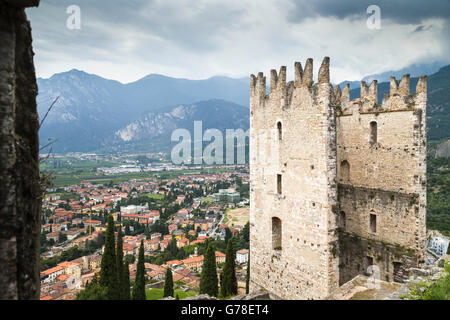 Der mittelalterliche Torre Apponale, Teil des Schlosses in Arco, im Norden des Gardasees in Italien. Stockfoto