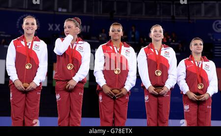 Die Engländerin Hannah Whelan, Ruby Harold, Rebecca Downie, Kelly Simm und Claudia Fragapane feiern mit ihren Goldmedaillen, nachdem sie das Women's Artistic Gymnastic's Team Final und die Individual Qualificationbeim SSE Hydro während der Commonwealth Games 2014 in Glasgow gewonnen haben. Stockfoto