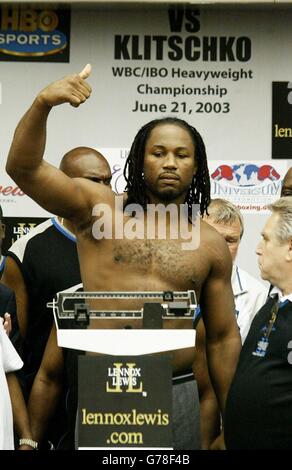 Der Schwergewicht-Boxweltmeister Lennox Lewis gibt beim Einwiegen vor seinem Kampf gegen den Ukrainer Vitali Klitschko in der Staples Center Arena in Los Angeles den Daumen nach oben. * der 37-Jährige kippte die Waage bei einem massiven 18st 4lb - acht Pfund schwerer als Klitschko, obwohl Lewis ist fast drei Zentimeter kürzer als die ukrainische. Stockfoto