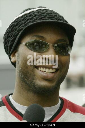 Der Schwergewicht-Boxweltmeister Lennox Lewis war locker gelaunt, beim Einwiegen vor seinem Kampf gegen den Ukrainer Vitali Klitschko in der Staples Center Arena in Los Angeles. * Lewis, 37, kippte die Waage bei 18st 4lb, acht Pfund schwerer als Klitschko, auch wenn er fast drei Zoll kürzer als der Ukrainer ist. Stockfoto