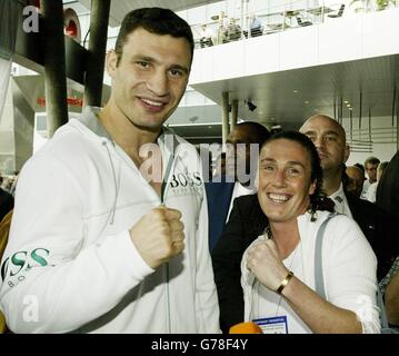 Großbritanniens führende Boxerin Jane Couch steht mit Vitali Klitschko (links), der Herausfordererin von Lennox Lewis' World Heavyweight-Titeln. Couch kämpft gegen die Amerikanerin Lucia Rijker auf der Karte in der Staples Center Arena in Los Angeles. Stockfoto