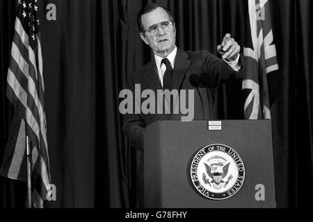 Der amerikanische Vizepräsident George HW Bush bei einer Pressekonferenz in London nach Gesprächen mit dem Premierminister von Chequers. Stockfoto