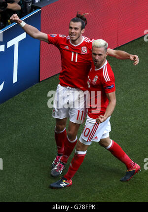 Wales' Gareth Bale (links) feiert mit Teamkollege Aaron Ramsey nach dem Besuch seiner Seite Partitur ihr erste Ziel des Spiels von Northern Ireland Gareth McAuley (nicht abgebildet) räumte in der Runde der 16 Spiel im Parc de Princes, Paris. Stockfoto