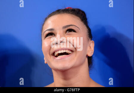 Die Engländerin Claudia Fragapane feiert ihren Weg zum Sieg Goldmedaille für das Damen-Bodenfinale Stockfoto