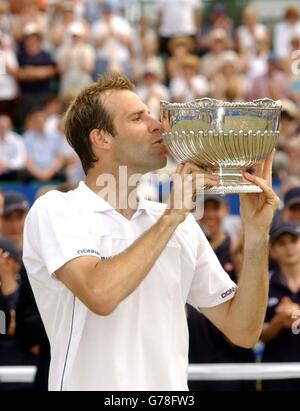 Der Großbritanniens Greg Rusedski küsst die Trophäe nach dem Gewinn der Samsung Open 6-3, 6-2 gegen den US-Amerikaner Mardy Fish in Nottingham. Stockfoto